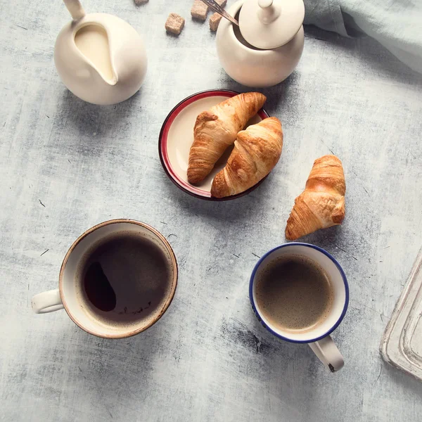 Reggeli Csésze Kávé Croissant Szemközti Nézet — Stock Fotó