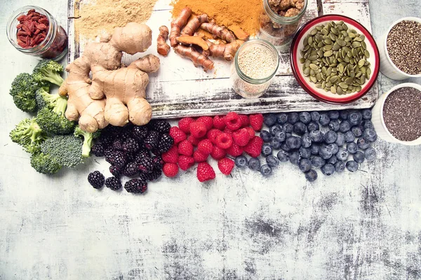 Разнообразные Суперпродукты Белой Деревянной Доске Концепция Здорового Питания — стоковое фото