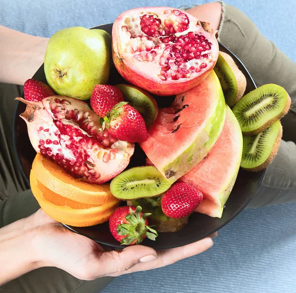 Mujer Joven Comiendo Frutas Frescas Para Desayuno Saludable Vista Desde — Foto de Stock