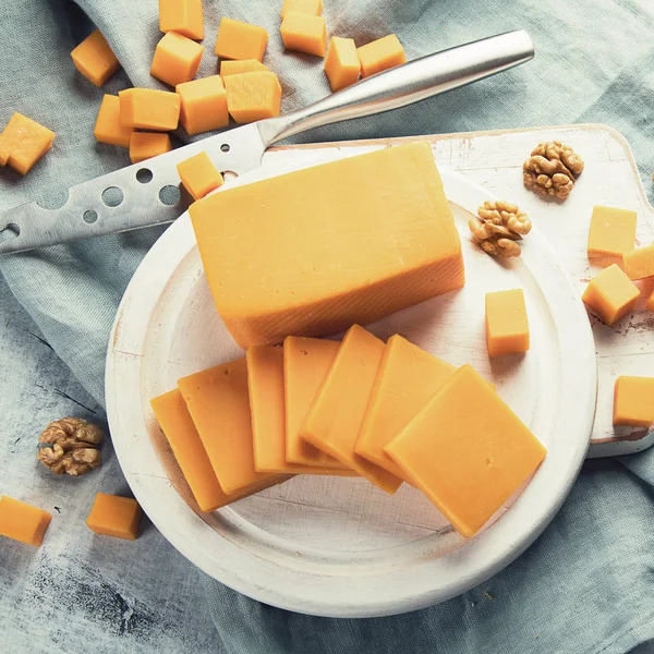 Queso Cheddar Una Tabla Cortar Madera — Foto de Stock