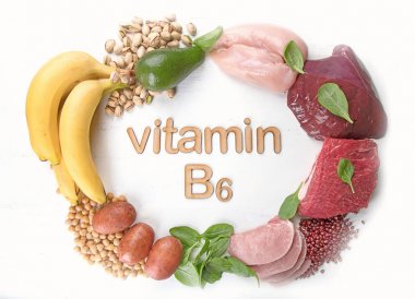 Beyaz arka plan üzerinde Vitamin B6 (Piridoksin) zengin gıdalar