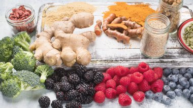 Beyaz ahşap tahta üzerinde çeşitli superfoods