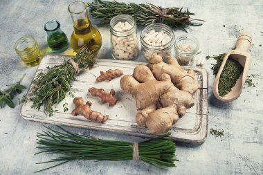 Şifalı otlar, yağlar ve ahşap tepsi homeopatik ilaçlar