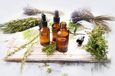 Şişeler için aromaterapi otlar ile organik temel aroma yağı ile