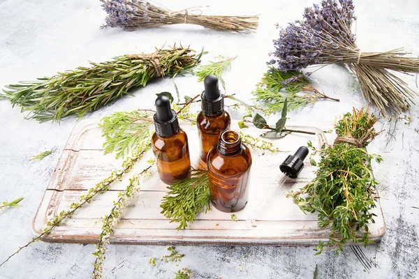 Frascos Con Aceite Aroma Esencial Orgánico Para Aromaterapia Con Hierbas — Foto de Stock