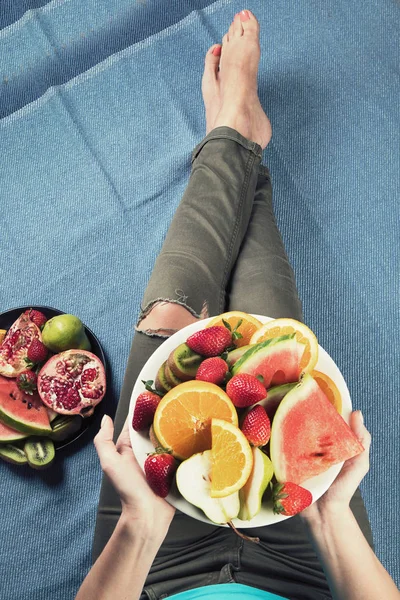 Mujer Joven Comiendo Frutas Frescas Para Desayuno Saludable — Foto de Stock