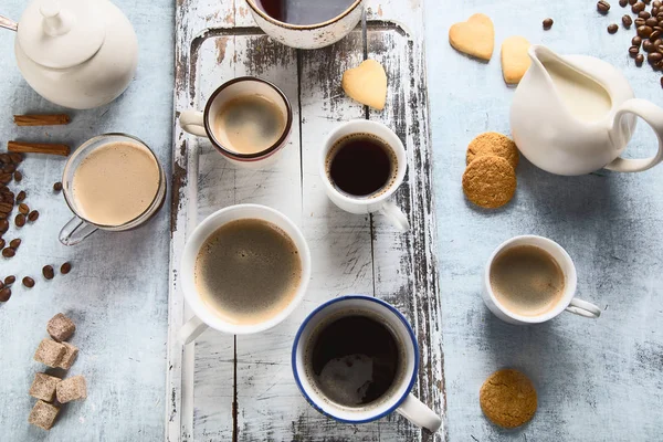 Чашки Кофе Кофейными Зёрнами Потрепанном Фоне — стоковое фото