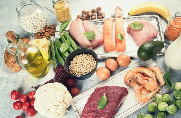 Zutaten Für Eine Ausgewogene Ernährung Auf Weißem Hintergrund — Stockfoto