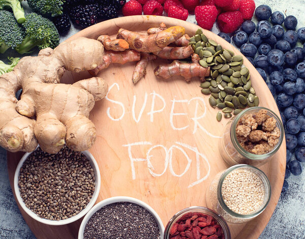 Различные суперпарфюмы на белой деревянной доске
