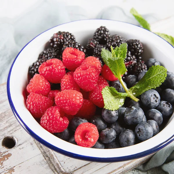 Verschiedene Arten Von Frischen Beeren Mischen Sich Auf Der Holzoberfläche — Stockfoto