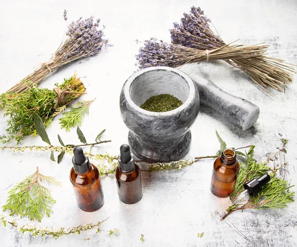 Frascos Con Aceite Aroma Esencial Orgánico Para Aromaterapia Mortero Con —  Fotos de Stock