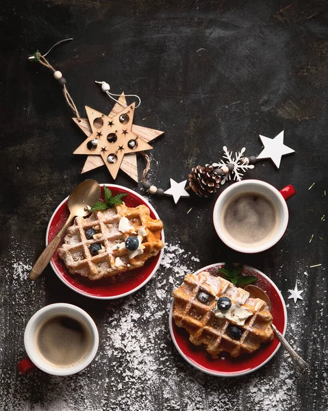 Desayuno de Navidad con gofres . — Foto de Stock