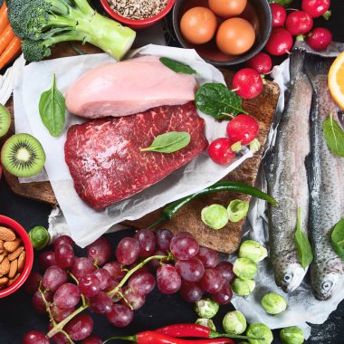 Siyah arka planda çeşitli Paleo diyet ürünleri. Düşük karbonhidrat diyeti. Üst görünüm 