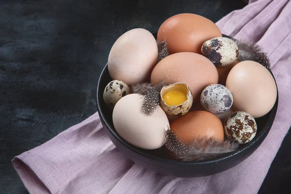 Diferentes Tipos Huevos Frescos Tazón Sobre Fondo Negro Productos Agrícolas —  Fotos de Stock