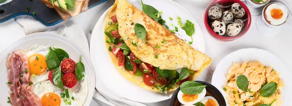 Traditionele Eiergerechten Voor Het Ontbijt Essentiële Manieren Een Koken Bovenaanzicht — Stockfoto