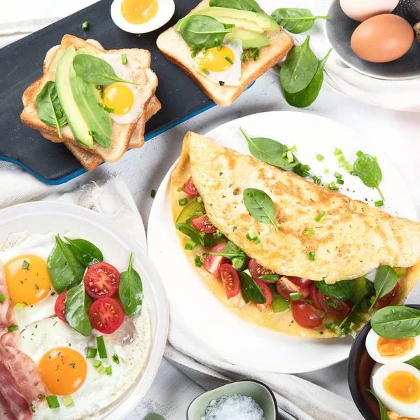 Traditionele Eiergerechten Voor Het Ontbijt Essentiële Manieren Een Koken Bovenaanzicht — Stockfoto