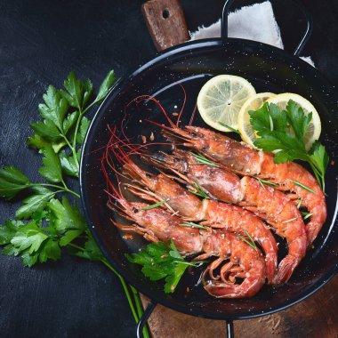 Siyah arka planda kavrulmuş karides. Üst görünüm 