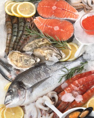 Taze çiğ deniz ürünleri. Sağlıklı beslenme konsepti. Kopyalama alanı olan üst görünüm