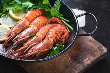 Siyah arkaplanda kızarmış karides..  