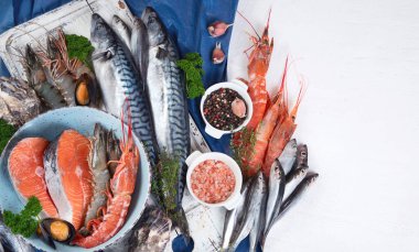 Taze balık ve deniz ürünleri. Sağlıklı beslenme konsepti. Kopyalama alanı olan üst görünüm