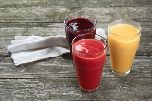 Verschiedene Arten Von Smoothies Auf Holzgrund Gesundes Sauberes Und Entgiftetes — Stockfoto