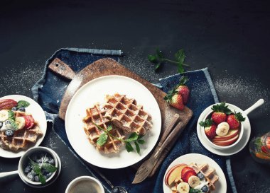 Kahvaltıda taze böğürtlen ve meyveli geleneksel Belçika waffleları. Kopyalama alanı olan üst görünüm