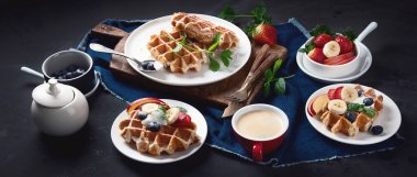 Kahvaltıda taze böğürtlen ve meyveli geleneksel Belçika waffleları. Panorama, bayrak 