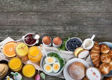 Paskalya kahvaltısı ya da brunch masası. Üst görünüm, kopyalama alanı olan düz uzanma