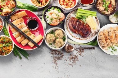 Gri arka planda çeşitli Çin yemekleri. Asya yemekleri konsepti. Kopyalama alanı olan üst görünüm