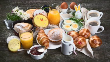 Paskalya kahvaltısı ya da brunch masası. 