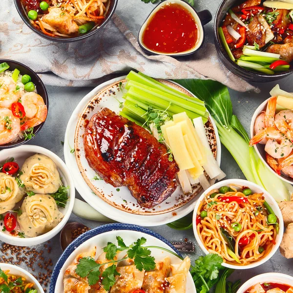 Mâncăruri Chinezești Asortate Fundal Gri Conceptul Alimentar Asiatic Vedere Sus — Fotografie, imagine de stoc