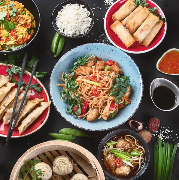 Mâncare Chinezească Asortată Fundal Întunecat Conceptul Alimentar Asiatic Privire Sus — Fotografie, imagine de stoc