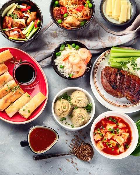 Różne Chińskie Potrawy Szarym Tle Azjatyckie Jedzenie Widok Góry Miejsca — Zdjęcie stockowe