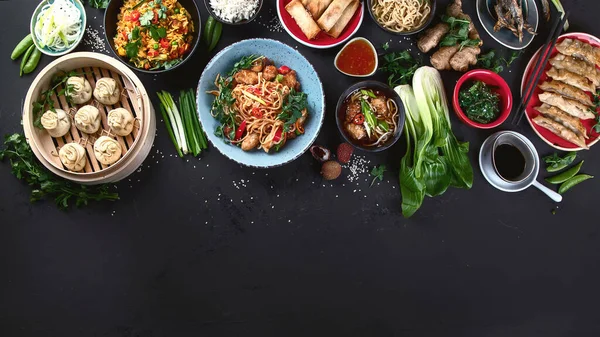 Różne Chińskie Jedzenie Ciemnym Tle Azjatyckie Jedzenie Widok Góry Miejsca — Zdjęcie stockowe