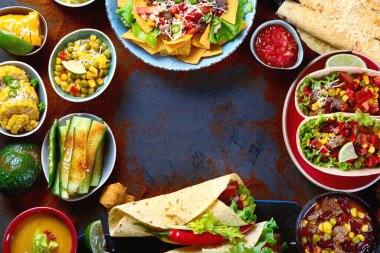 Esmer arka planda geleneksel Meksika yemeği karışımı. Kopyalama alanı olan üst görünüm