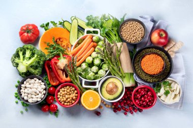 Vejetaryenler için çiğ sağlıklı yiyecek. Sebze albümleri kaynakları. Yüksek miktarda bitki proteini, vitamin, mineral, lif ve antioksidan içeren yiyecekler. Vejetaryen ve vejetaryen gıda konsepti. Üst görünüm 