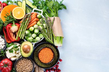 Vejetaryenler için çiğ sağlıklı yiyecek. Sebze albümleri kaynakları. Yüksek miktarda bitki proteini, vitamin, mineral, lif ve antioksidan içeren yiyecekler. Vejetaryen ve vejetaryen gıda konsepti. Kopyalama alanı olan üst görünüm.