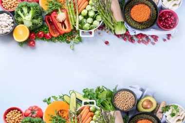 Vejetaryenler için çiğ sağlıklı yiyecek. Sebze albümleri kaynakları. Yüksek miktarda bitki proteini, vitamin, mineral, lif ve antioksidan içeren yiyecekler. Vejetaryen ve vejetaryen gıda konsepti. Kopyalama alanı olan üst görünüm.