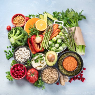Vejetaryenler için çiğ sağlıklı yiyecek. Sebze albümleri kaynakları. Yüksek miktarda bitki proteini, vitamin, mineral, lif ve antioksidan içeren yiyecekler. Vejetaryen ve vejetaryen gıda konsepti. Üst görünüm 