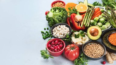 Vejetaryenler için çiğ sağlıklı yiyecek. Sebze albümleri kaynakları. Yüksek miktarda bitki proteini, vitamin, mineral, lif ve antioksidan içeren yiyecekler. Vejetaryen ve vejetaryen gıda konsepti. Kopyalama alanı olan resim.