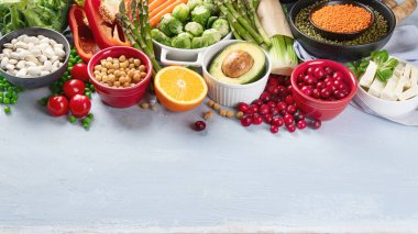 Vejetaryenler için çiğ sağlıklı yiyecek. Sebze albümleri kaynakları. Yüksek miktarda bitki proteini, vitamin, mineral, lif ve antioksidan içeren yiyecekler. Vejetaryen ve vejetaryen gıda konsepti. Kopyalama alanı olan resim.