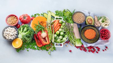 Vejetaryenler için çiğ sağlıklı yiyecek. Sebze albümleri kaynakları. Yüksek miktarda bitki proteini, vitamin, mineral, lif ve antioksidan içeren yiyecekler. Vejetaryen ve vejetaryen gıda konsepti. Kopyalama alanı olan üst görünüm.