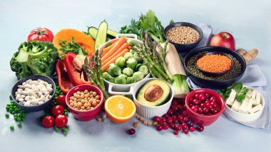 Vejetaryenler için çiğ sağlıklı yiyecek. Sebze albümleri kaynakları. Yüksek miktarda bitki proteini, vitamin, mineral, lif ve antioksidan içeren yiyecekler. Vejetaryen ve vejetaryen gıda konsepti. 