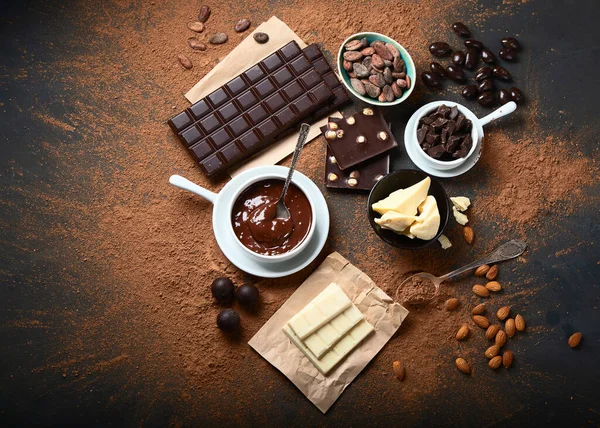 Bara Ciocolată Neagră Bucăți Ciocolată Boabe Cacao Pulbere Cacao Fundal — Fotografie, imagine de stoc
