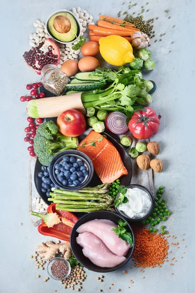 Gri Arka Planda Sağlıklı Yiyecek Seçimi Detoks Temiz Diyet Konsepti — Stok fotoğraf