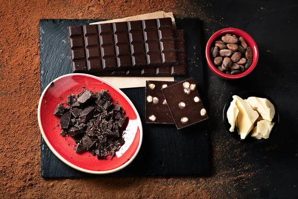 Bara Ciocolată Neagră Bucăți Ciocolată Boabe Cacao Pulbere Cacao Fundal — Fotografie, imagine de stoc
