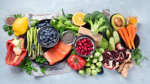 Gri Arka Planda Sağlıklı Yiyecek Seçimi Detoks Temiz Diyet Konsepti — Stok fotoğraf