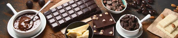 Dunkle Schokolade Schokoladenstücke Und Kakaobohnen Kakaopulver Auf Schwarzem Hintergrund Panorama — Stockfoto