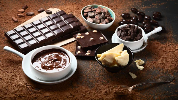 Tmavá Čokoláda Kousky Čokolády Kakaové Boby Kakaový Prášek Černém Pozadí — Stock fotografie