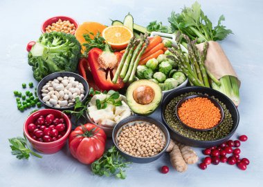 Vejetaryenler için çiğ sağlıklı yiyecek. Sebze albümleri kaynakları. Yüksek miktarda bitki proteini, vitamin, mineral, lif ve antioksidan içeren yiyecekler. Vejetaryen ve vejetaryen gıda konsepti. 